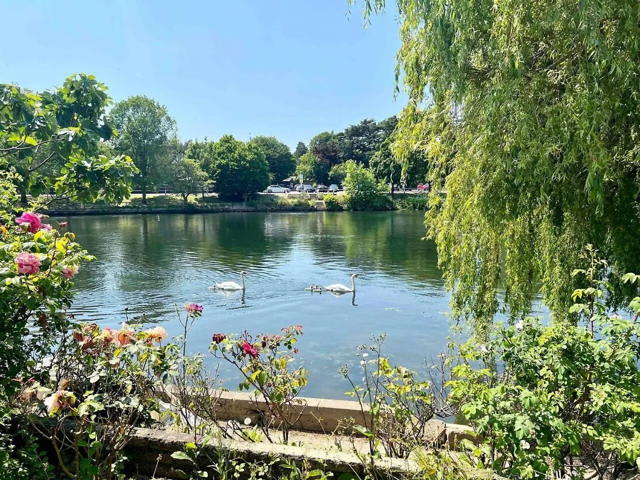 Holiday home Sleeps 8 Thamefront Gem W Petsok Free Parking Villa Staines-upon-Thames United Kingdom