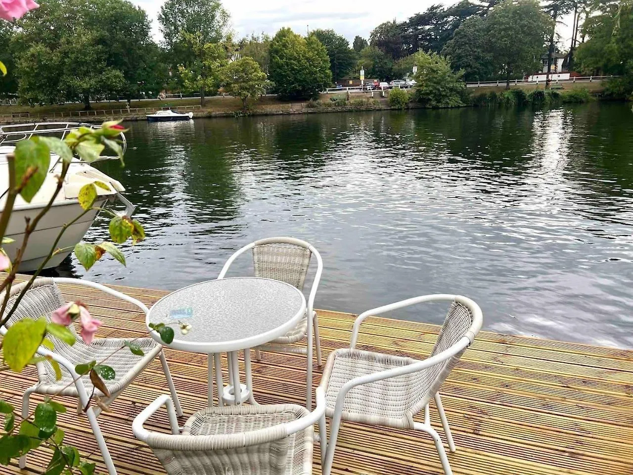 Sleeps 8 Thamefront Gem W Petsok Free Parking Villa Staines-upon-Thames Holiday home