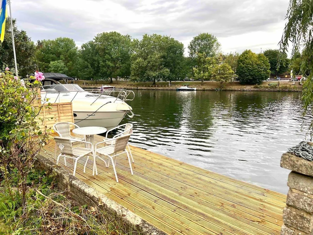 Holiday home Sleeps 8 Thamefront Gem W Petsok Free Parking Villa Staines-upon-Thames United Kingdom